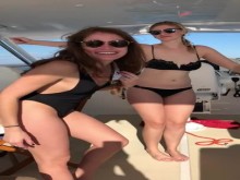 Traje de baño sexy bikini chicas bailando en un barco