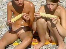 Chicas adolescentes jugando en una playa nudista