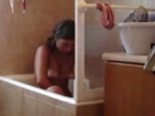 Hermana se masturba en la bañera y es captada por cámara oculta