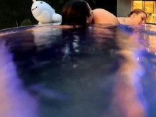 ANGELA WHITE - Cogida nocturna caliente con Gabbie Carter en la piscina