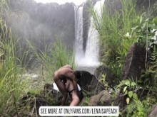 Apasionada mamada al aire libre y sexo furtivo en el paraíso de las cascadas hawaianas