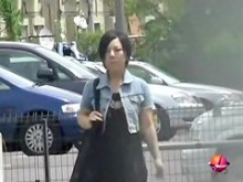 morena petite china puta muestra su tupido coño durante street sharking
