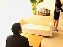 Puta japonesa es follada duro por su jefe asiático en su oficina