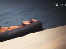 Dos chicas desnudas obtienen sus lindos traseros en la cámara voyeur de la playa