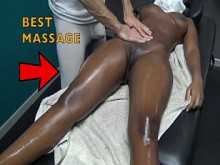 Orgasmo femenino real en la sala de masajes Cámara oculta Escuche su voz El placer de la dama negra sexy
