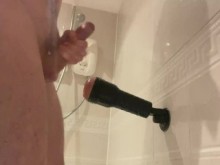 Follando a Fleshlight en la ducha antes de masturbarse con una gran polla lubricada hasta la corrida en el baño, chico heterosexual caliente