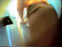 Otra película de cámara espía de baño con el bollo hermoso amateur