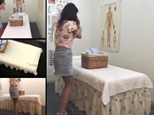 Japonesa hermosa se mete los dedos en un video de masaje de cámara espía