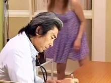 Gran culo Jap bimbo abarrotado y crema durante un examen de coño