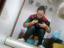 Chica china nerd atrapada tomando una fuga
