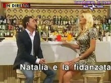 Rubia bomba italiana escote en un programa de televisión bajo la falda video porno