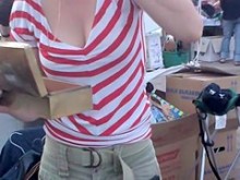 Madura en top rojo y blanco top completo boob down blusa vista