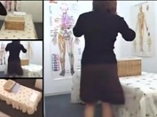 Japonesa atlética atrapada en una cámara oculta en una sala de masajes