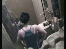 Chica universitaria fue filmada en la ducha por su vecino loco