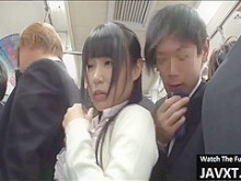 La morena japonesa viaja a menudo en autobús, porque siempre hay alguien que la folla.