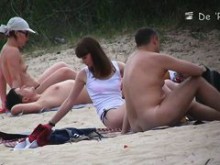 Cuerpos desnudos calientes en la playa nudista
