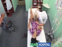 El paciente de FakeHospital disfruta del masaje de enfermera y la terapia de polla grande de los médicos