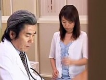 Sabrosos gemidos japoneses mientras se la follan durante el examen ginecológico