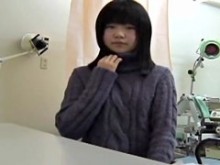 Joven japonesa alcanza un orgasmo en la oficina de su ginecólogo