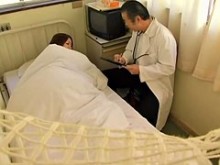 Médico japonés captado por la cámara mientras se folla a un paciente