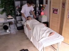 Puta japonesa follada duro por Manuki en la mesa de masaje