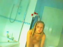 Video de cámara oculta en la ducha de una rubia sexy duchándose