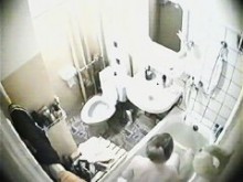 Randy ducha voyeur coloca una cámara bien escondida en su baño.