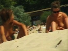 Voyeur de playa pone su cámara espía en acción para una foto nudista