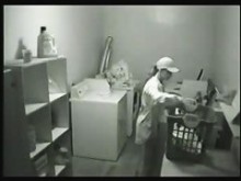Bellezas lesbianas atrapadas teniendo sexo en una cámara espía en el cuarto de lavado