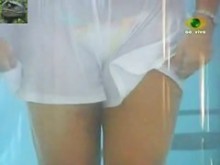 caliente morena con curvas en un programa de televisión con bragas blancas bajo la falda porno vid