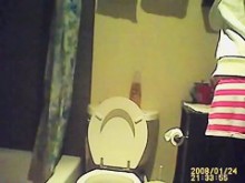 cámara de orina oculta en el baño de la casa muestra a la hermana orinando
