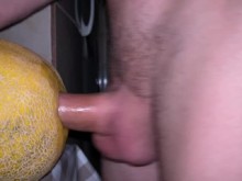 Chico cachondo follando un melón jugoso mientras gime hasta que le corren - 4K