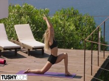 TUSHY Yoga Instructor Obtiene anal dominado por el marido del cliente