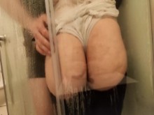 Sexo en la ducha con la ropa puesta. Calzas Adidas. Apariencia mojada.