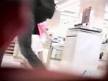 Kinky voyeur filma a una puta asiática perforando su taco rosado mojado