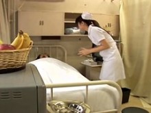 la enfermera traviesa japonesa es embutida por su paciente anciano