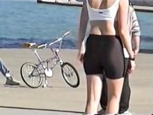 La chica montó en bicicleta y mostró el culo de los pantalones cortos 06zb