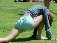 Hermosa chica hace yoga en el parque