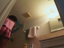Chica negra sexy pillada desnuda en su propio baño por una cámara espía