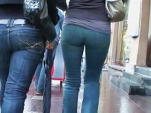Captura de cámara oculta en la calle de un culo grande y alegre en jeans ajustados