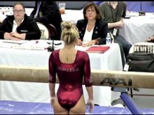 Encantadora gimnasta rubia con un gran trasero hermoso!