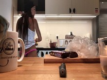 Joven esposa amateur lava los platos cuando la cámara voyeur está encendida