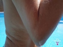 Amante del pezón en topless en la piscina tortura extrema de estiramiento de pezones en enormes pezones perforados