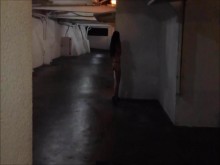 Expuesto y paseando desnudo por el garaje del motel