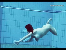 Adolescente caliente unterwasser nada y se desnuda