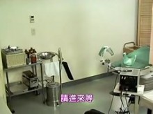 Linda chica adolescente japonesa fue follada en un examen de coño