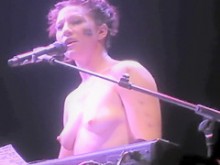 Cantante traviesa se desnuda durante su actuación