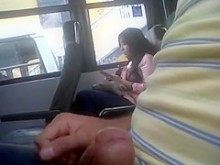 Hombre se acaricia el pene en el autobús