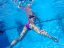 Vista submarina con mujeres y hombres nudistas desnudos sumergidos