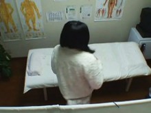 Asiática tetona recibiendo un masaje vaginal profundo en una cámara voyeur